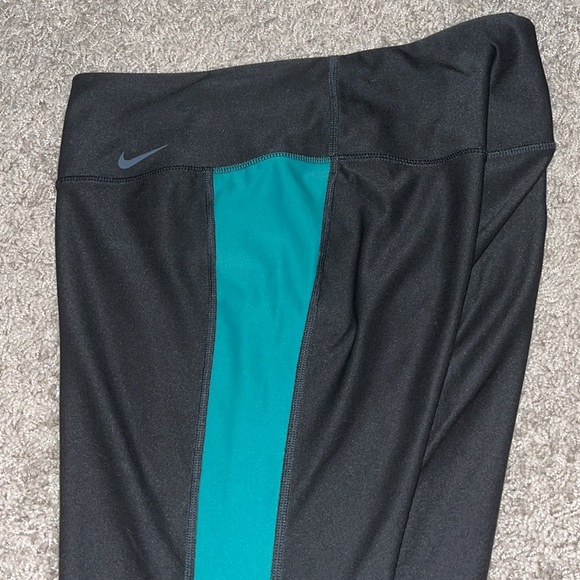 Nike leggings with stripe down the leg - Picture 2 of 3